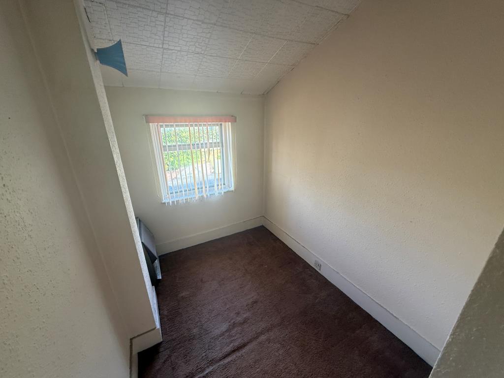 Lot: 87 - END-TERRACE HOUSE FOR REFURBISHMENT - Room